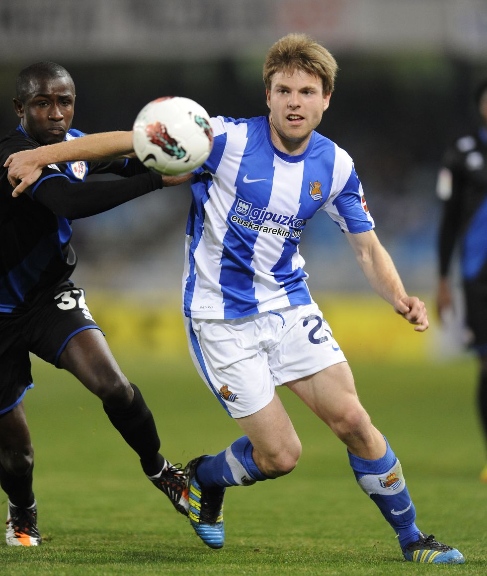 Illarra baloi baten lehian Rayo Vallecanoren aurka (12-04-01) Lehen Maila