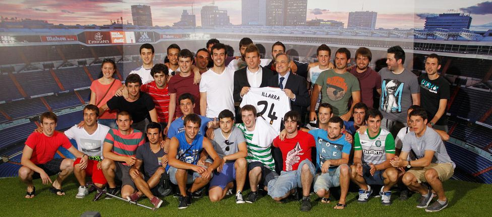 Illarra, junto al Presidente y su cuadrilla de Mutriku en el Bernabéu (14-07-13)