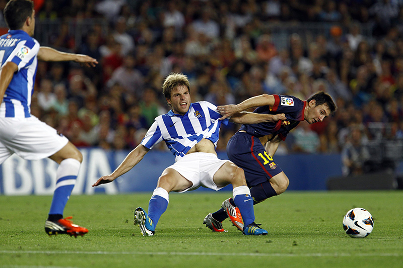 Illarra y Messi pelean un balón en el Camp Nou (19-08-12)