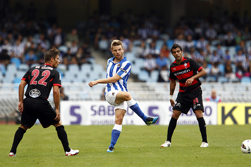 Illarra saca el balón jugado ante el Celta (25-08-12)