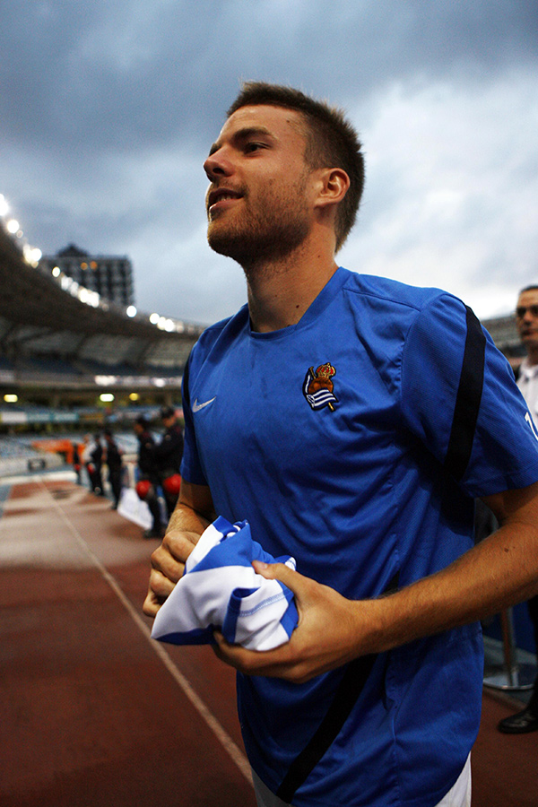 Illarra regala su camiseta a la afición de Anoeta (25-08-12)