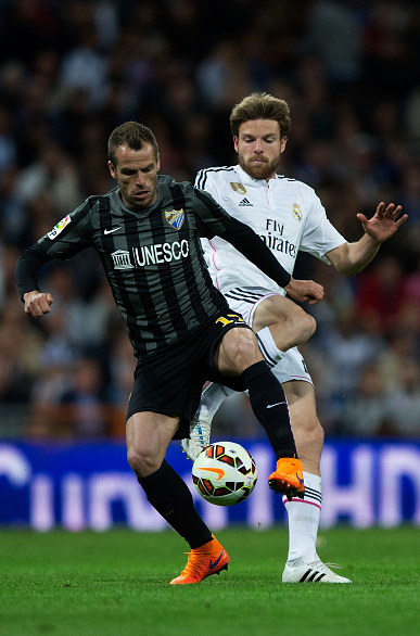 Illarra pelea un balón ante el Málaga (18-04-15)