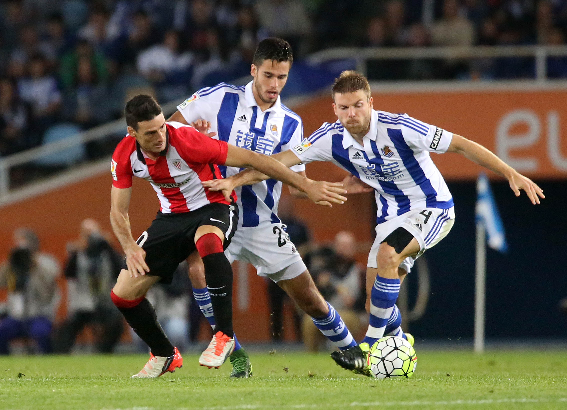 Illarra disputa un balón en el derbi ante el Athletic (27-09-15) Real Sociedad