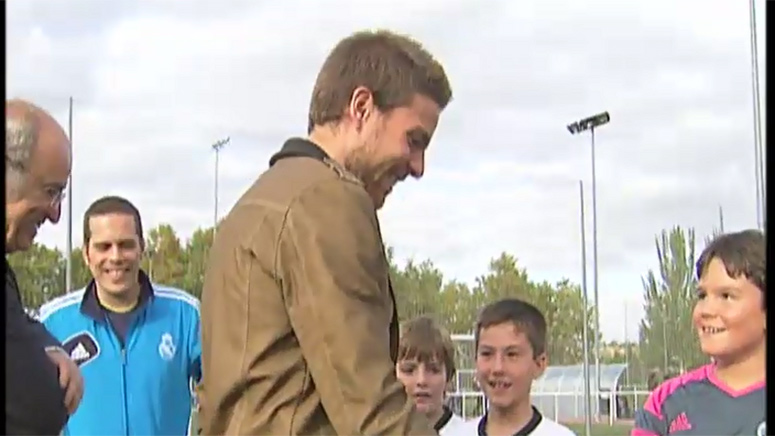 Illarrak Real Madrilen Fundazioko eskola bat bisitatu zuen (14-10-16) REAL MADRID TV