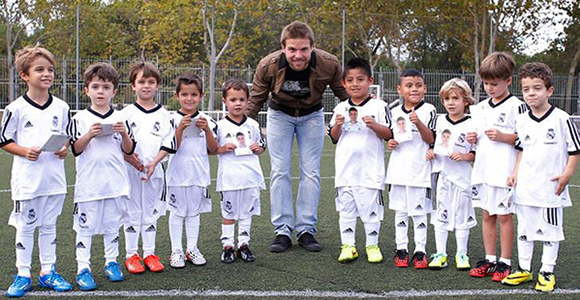 Illarra visita una escuela de la Fundación